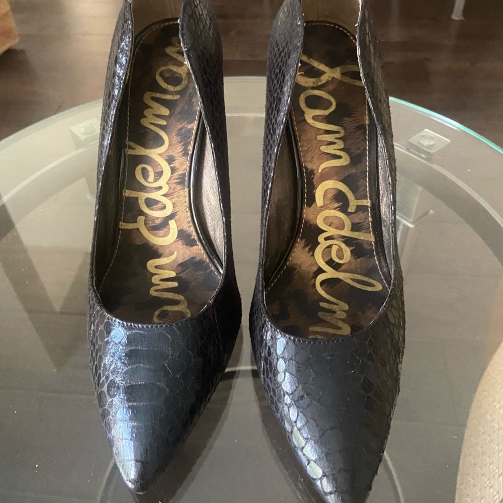 Sam Edelman snake skin design black pump size 8